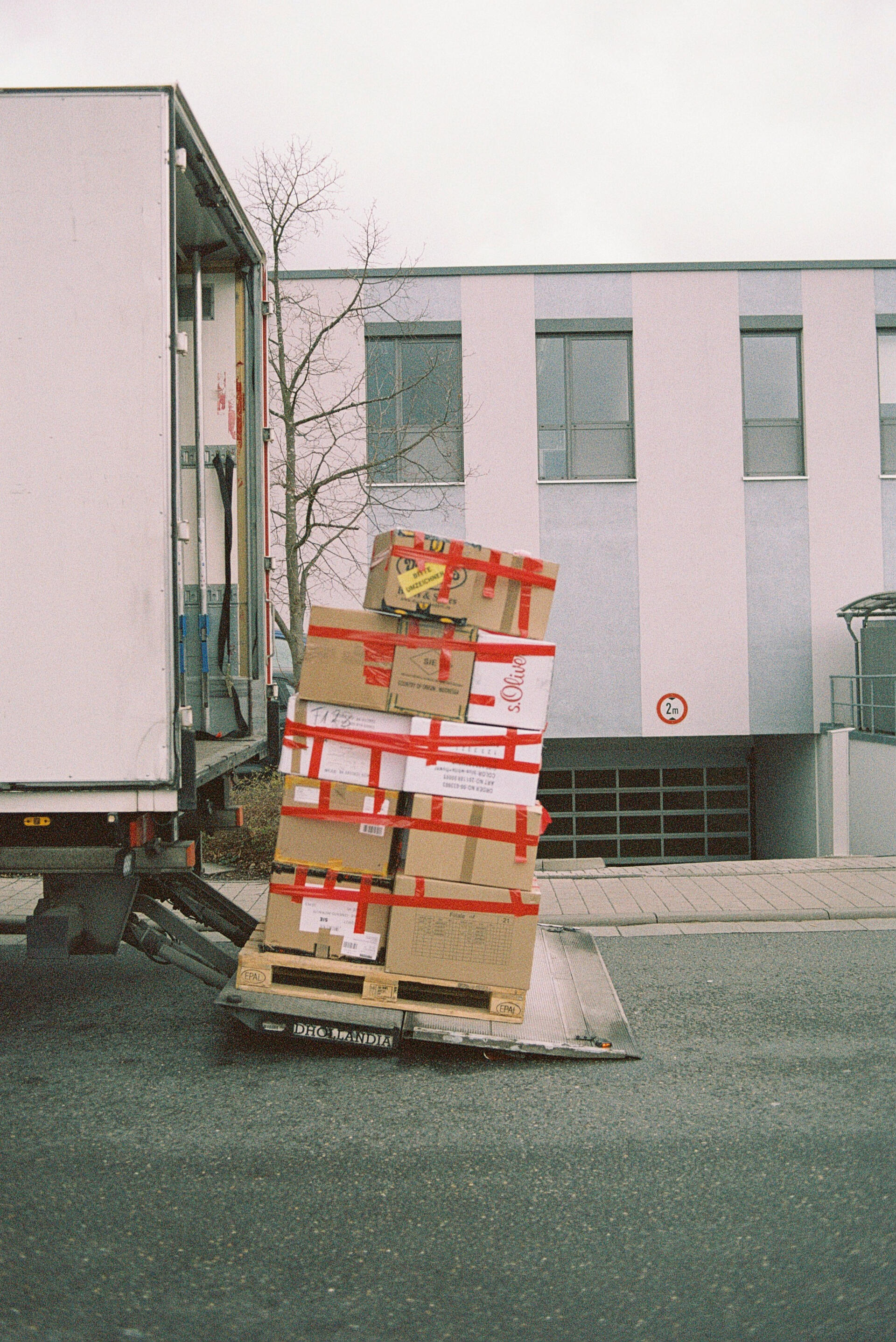 Picture of a lorry unloading boxes